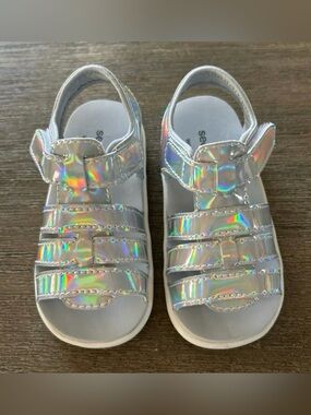 See Kai run New sandals, Size 7, Kids Holographic Silver.